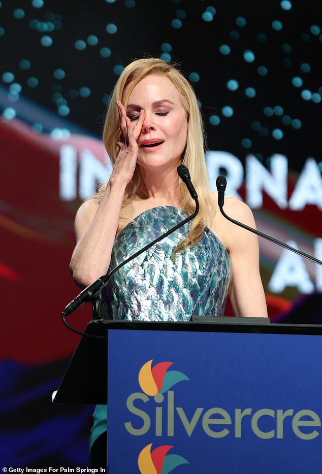 Nicole Kidman broke down in tears as she paid tribute to her late parents at the 36th Annual Palm Springs International Film Awards on Friday