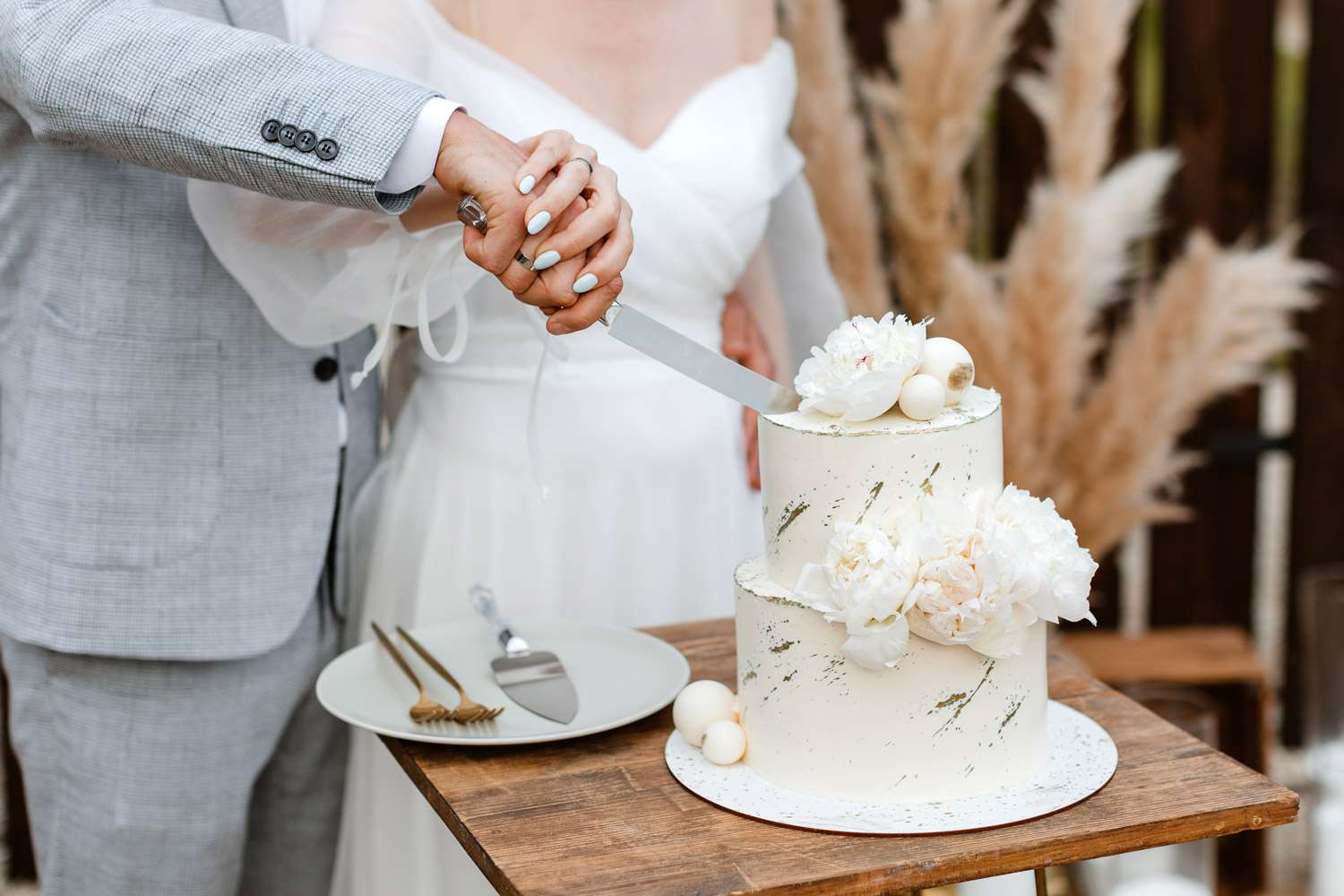 Groom Smashes Cake into Bride’s Face at Wedding, Resulting in Injury and Divorce