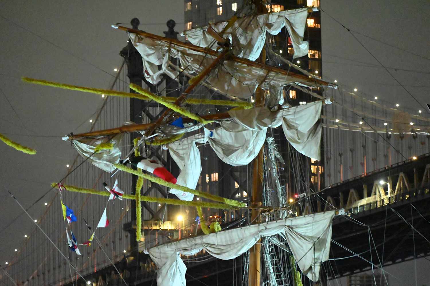 Officials Reveal Cause of Ship Smashing into Brooklyn Bridge, Injuring 19 People