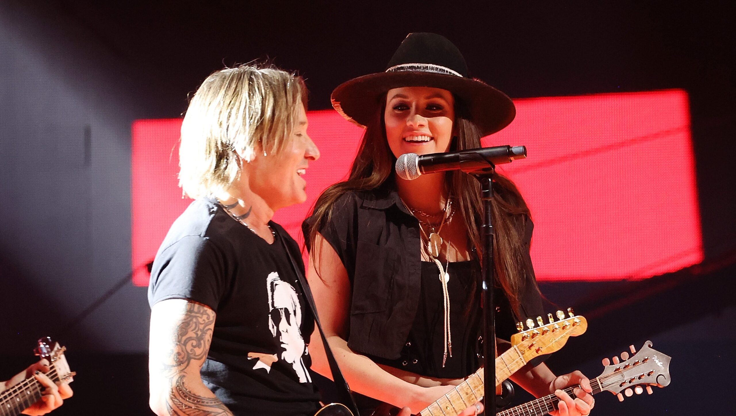 How Old Is Maggie Baugh? Keith Urban Guitarist’s Age Now – Hollywood Life