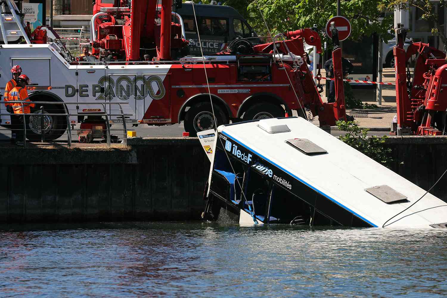 Towing teams remove a bus from the Seine river after it fell with passengers on board into the river, in Juvisy-sur-Orge, on the outskirts of Paris, on April 30, 2026.Credit: Thomas SAMSON / AFP via Getty