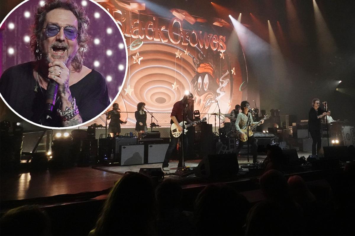 Black Crowes singer Chris Robinson booed after mocking Florida fans' 'USA' chant