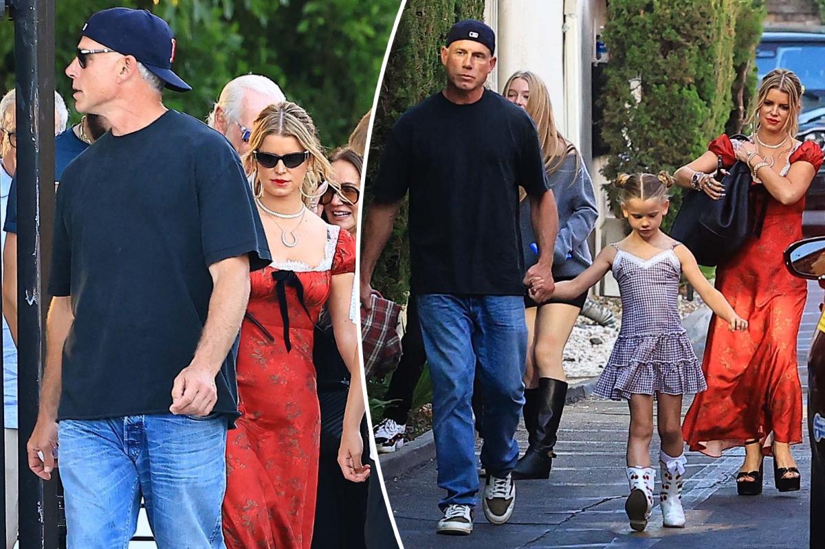 Exes Jessica Simpson, Eric Johnson reunite for son Ace’s 6th grade graduation