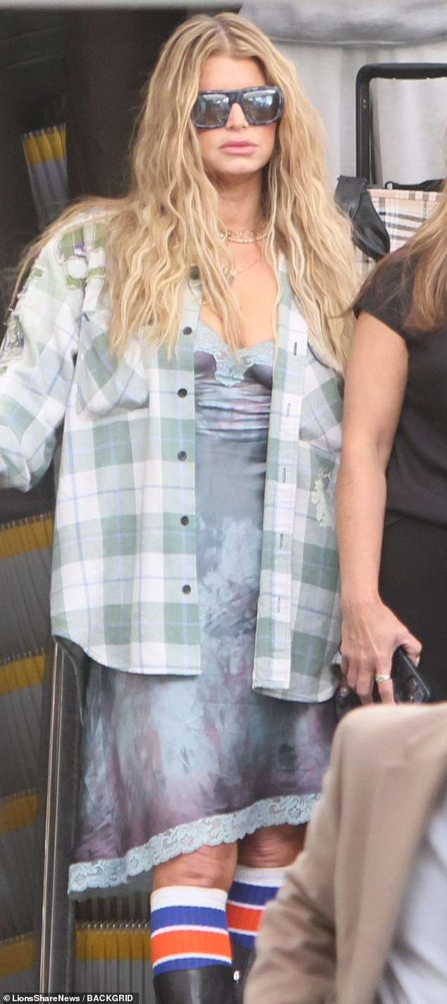 Jessica Simpson looked sensational in an unusual outfit when landing in Los Angeles on Sunday after a series of concerts