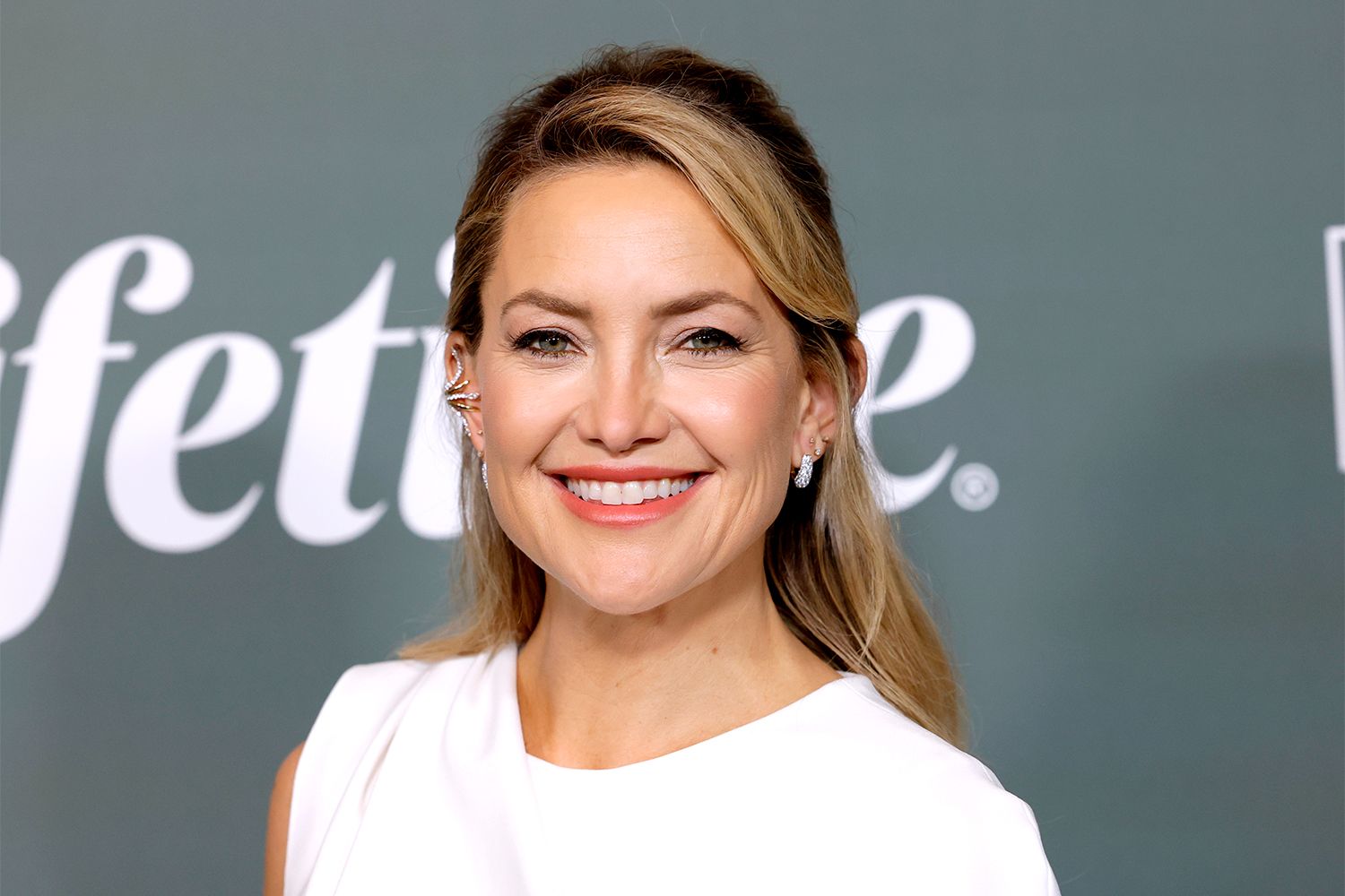 Kate Hudson Just Resurrected the Big-Pocket Pants Style Celebs from Oprah to Jennifer Lawrence Have Worn, Too